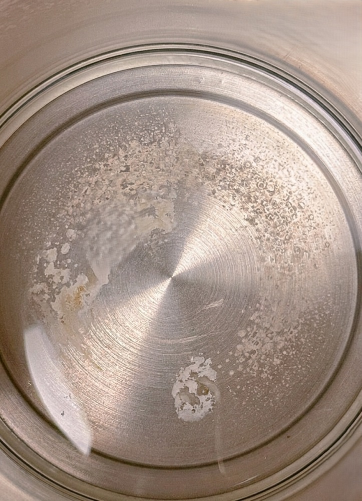 원룸 가습기 세척 문제로 방치되는 모습